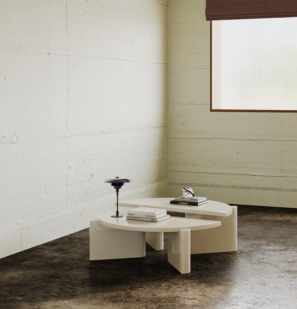 La table basse Twin, simple et élégante, conçue en plaçant la forme semi-circulaire sur des pieds angulaires, se compose de deux modules de hauteurs différentes. Grâce à son matériau brillant et à sa forme graduelle, il crée une image attrayante