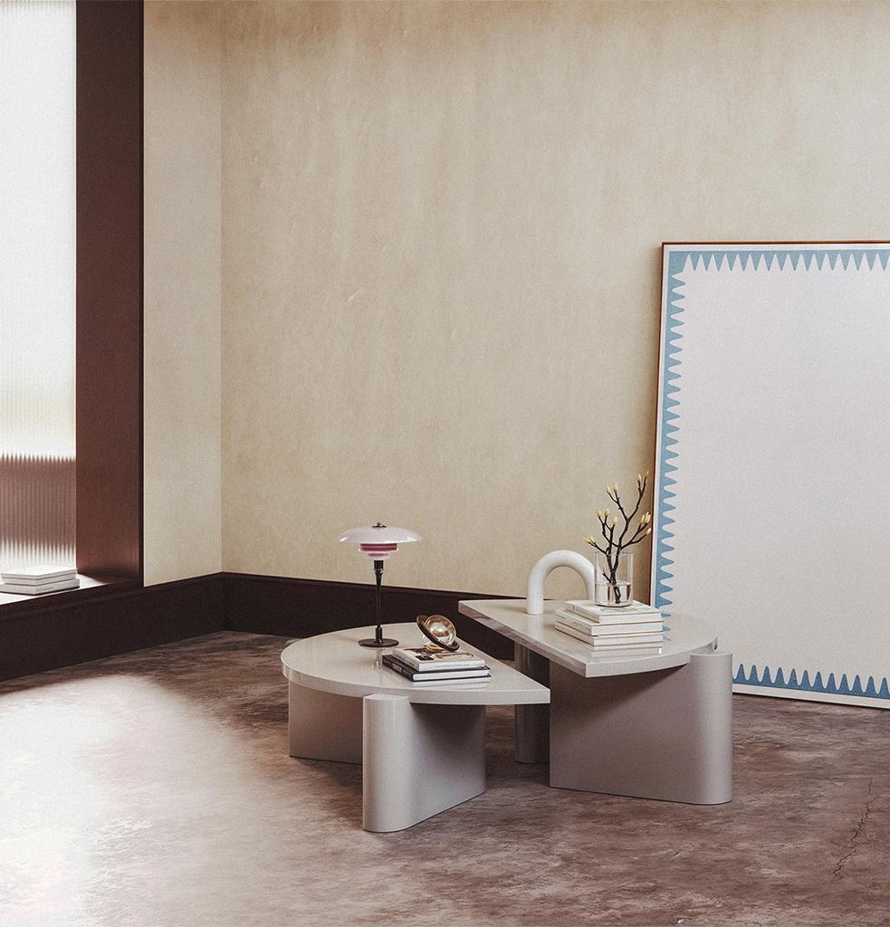 La table basse Twin, simple et élégante, conçue en plaçant la forme semi-circulaire sur des pieds angulaires, se compose de deux modules de hauteurs différentes. Grâce à son matériau brillant et à sa forme graduelle, il crée une image attrayante