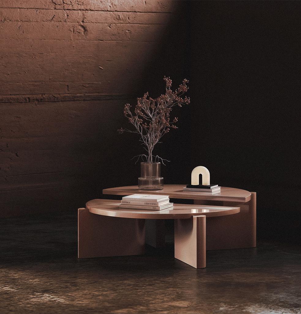 La table basse Twin, simple et élégante, conçue en plaçant la forme semi-circulaire sur des pieds angulaires, se compose de deux modules de hauteurs différentes. Grâce à son matériau brillant et à sa forme graduelle, il crée une image attrayante