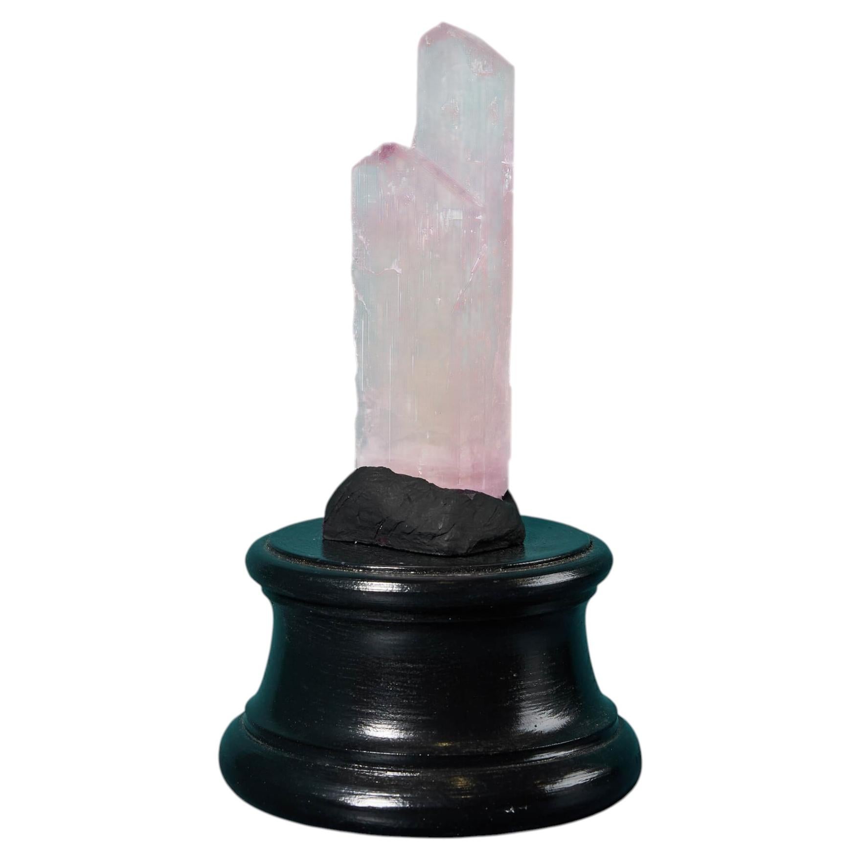 Spécimen minéral composé d'une spondumine cristalline jumelée et d'une kunzite en vente
