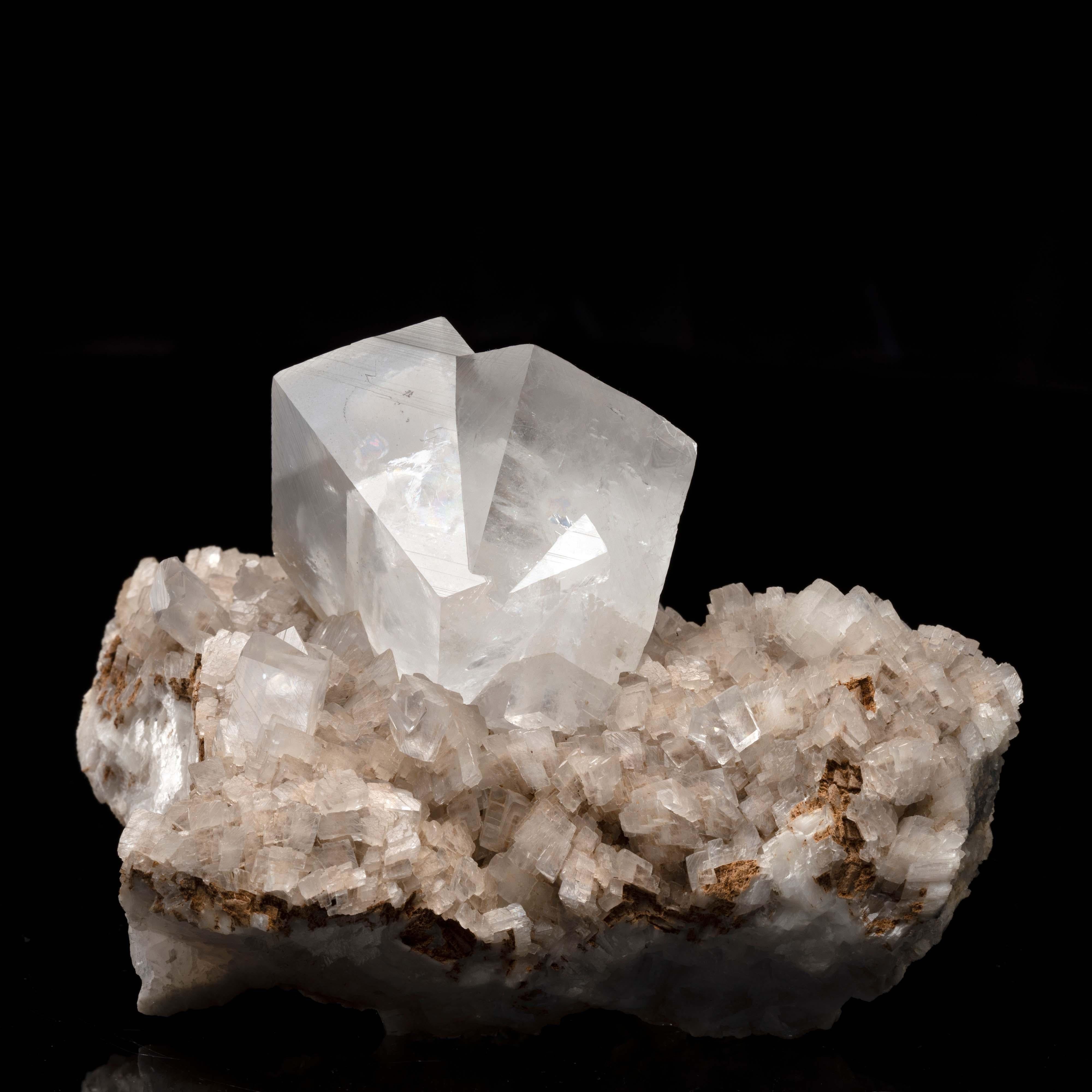 Cava di Azcárate, Eugui, Esteribar, Navarra, Spagna

Una delle dolomie più fini provenienti dalla Spagna, questo raro pezzo presenta un cristallo gemello di dolomia lucida e traslucida con punte affilate e nessun danno che poggia su un letto di