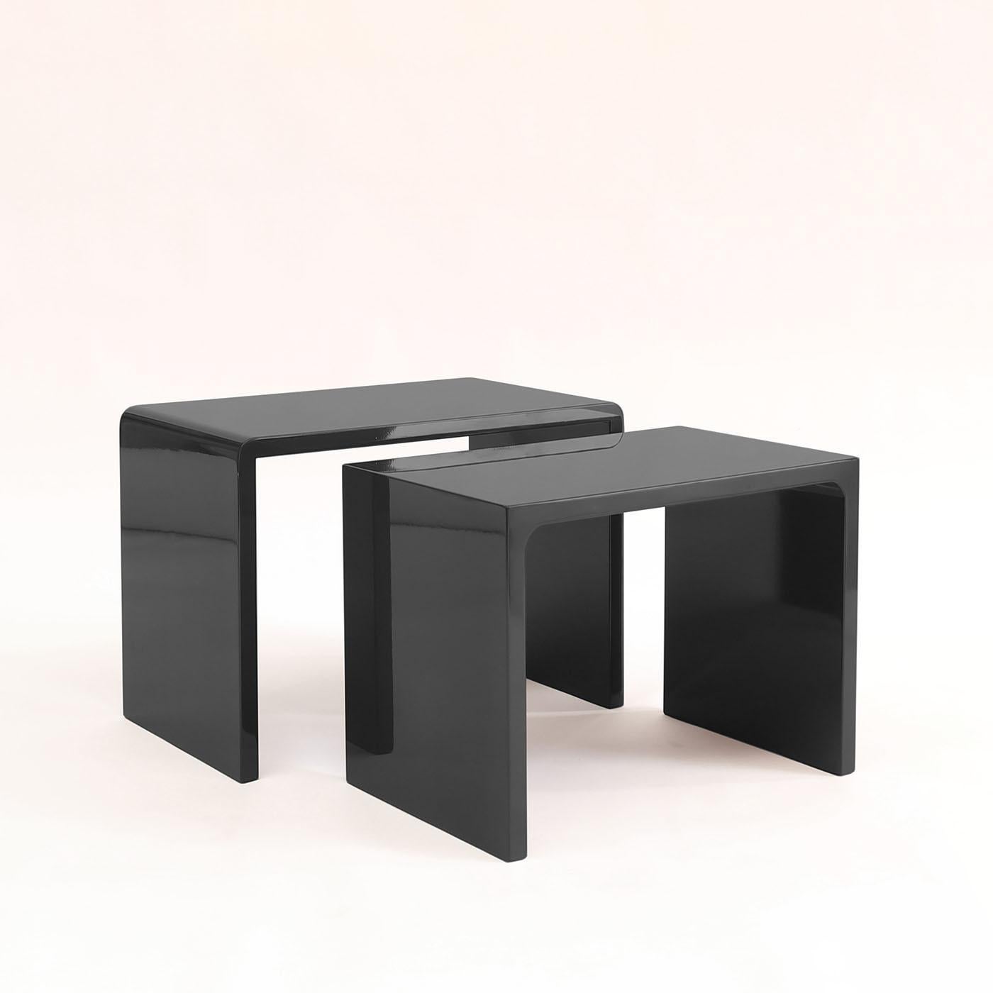 Zwei glänzende schwarz-schwarz lackierte Schachteltische aus Holz (Italienisch) im Angebot