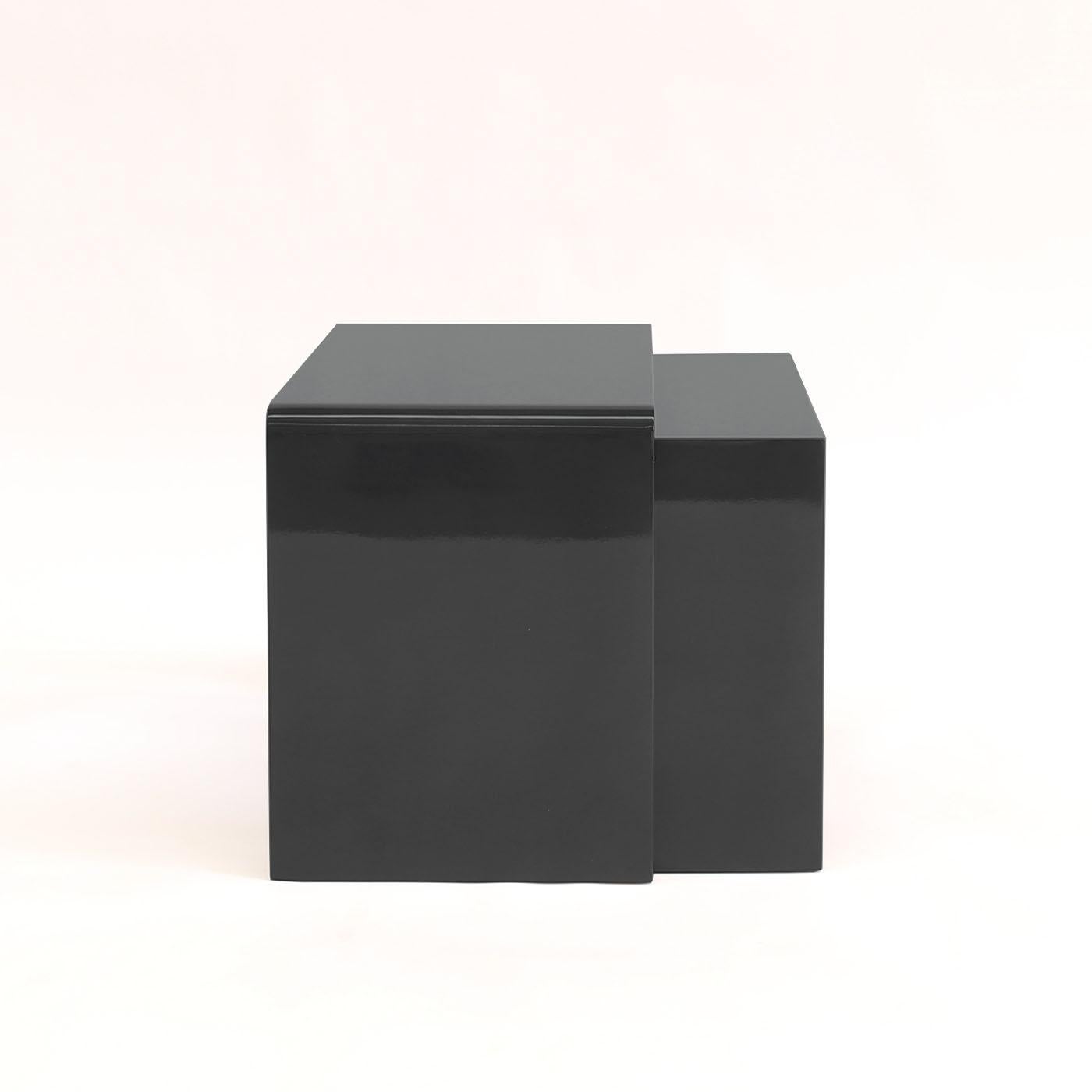Zwei glänzende schwarz-schwarz lackierte Schachteltische aus Holz (21. Jahrhundert und zeitgenössisch) im Angebot