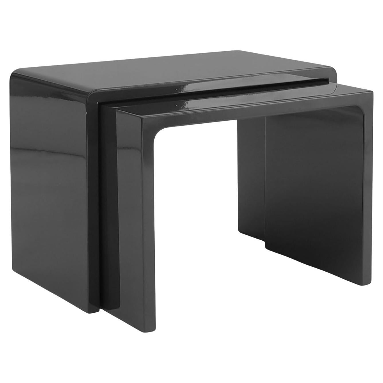 Zwei glänzende schwarz-schwarz lackierte Schachteltische aus Holz im Angebot