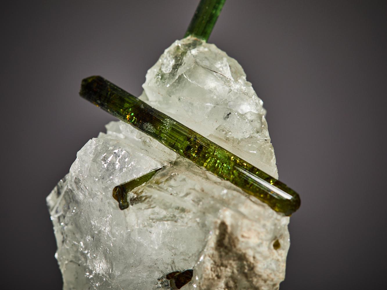 Twin green tourmaline in quartz For Sale 4