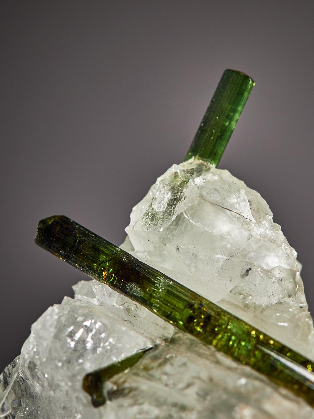 Twin green tourmaline in quartz For Sale 5