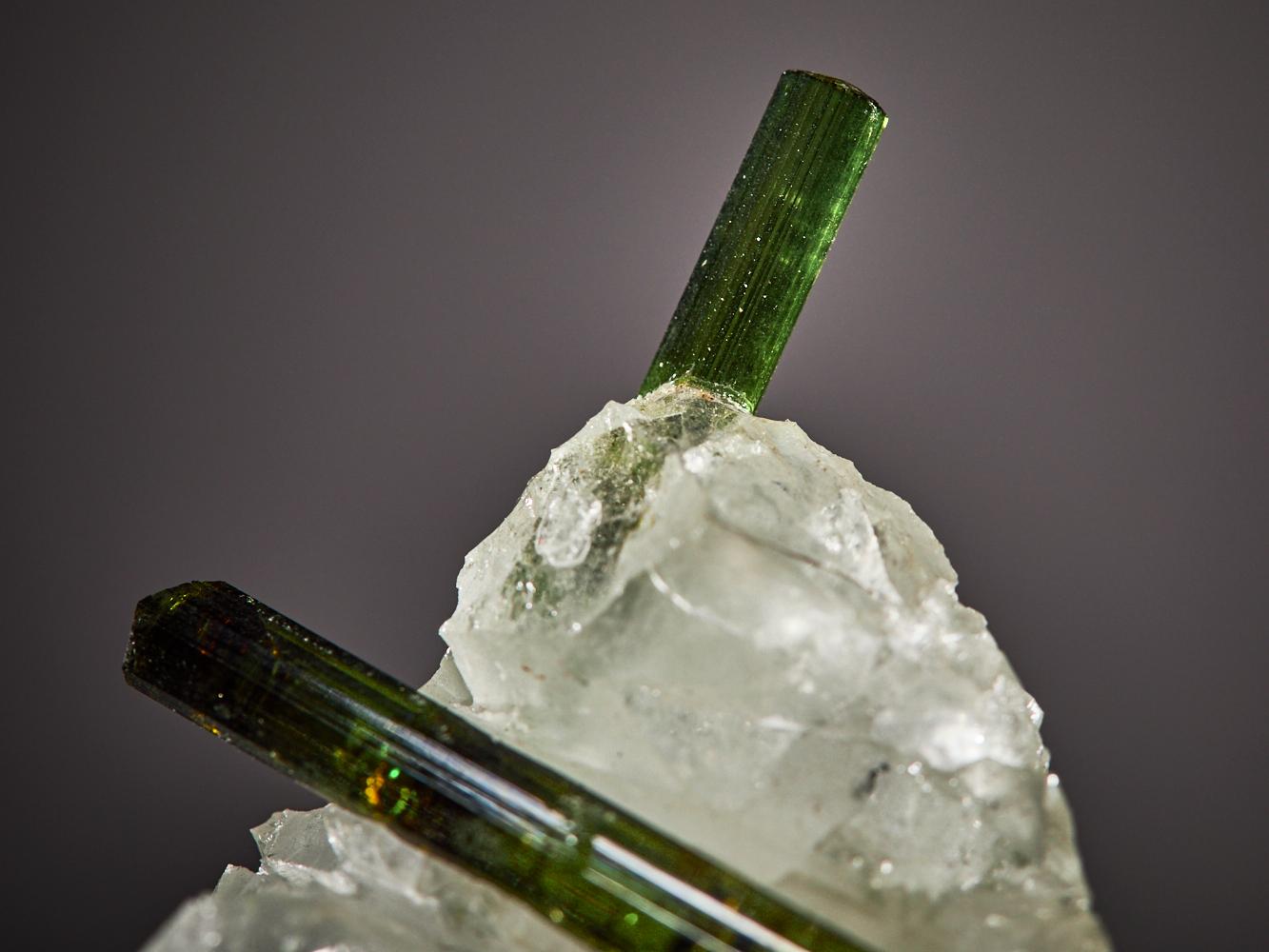 Twin green tourmaline in quartz For Sale 6