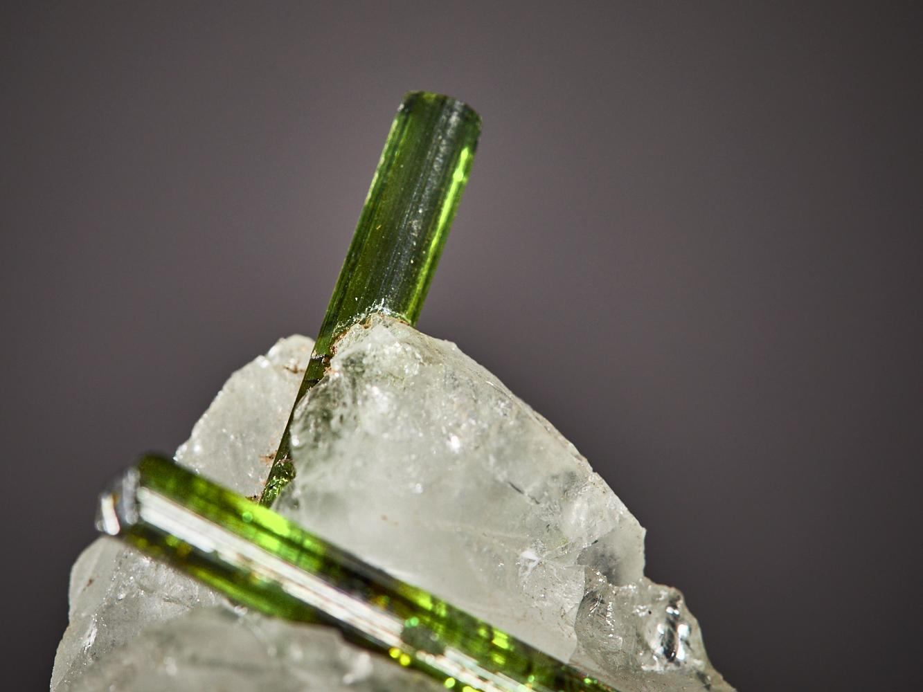 Twin green tourmaline in quartz For Sale 7