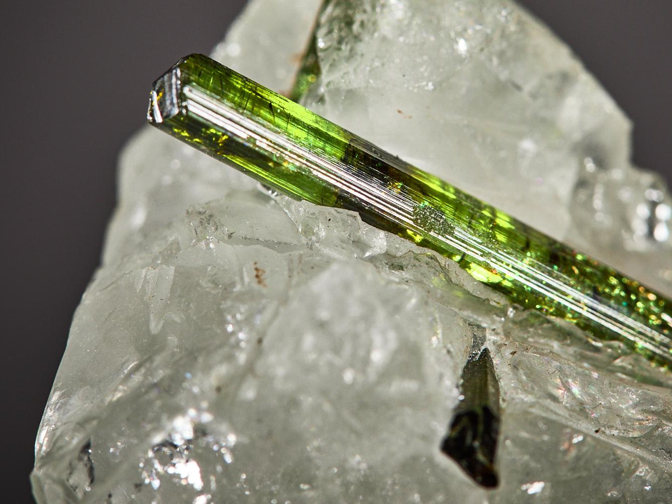 Twin green tourmaline in quartz For Sale 8