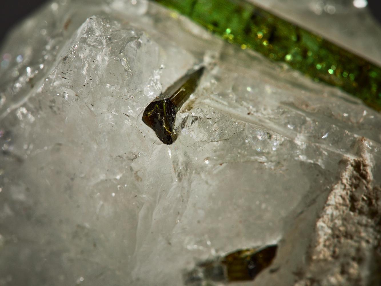 Twin green tourmaline in quartz For Sale 10