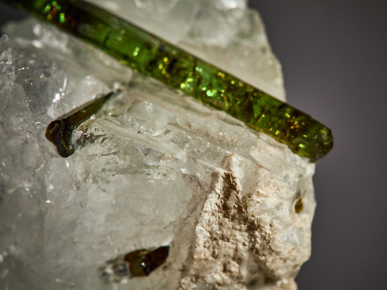 Twin green tourmaline in quartz For Sale 11