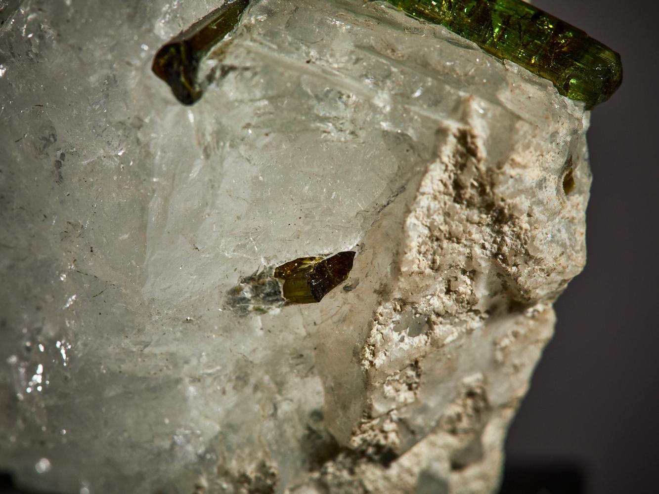 Twin green tourmaline in quartz For Sale 12