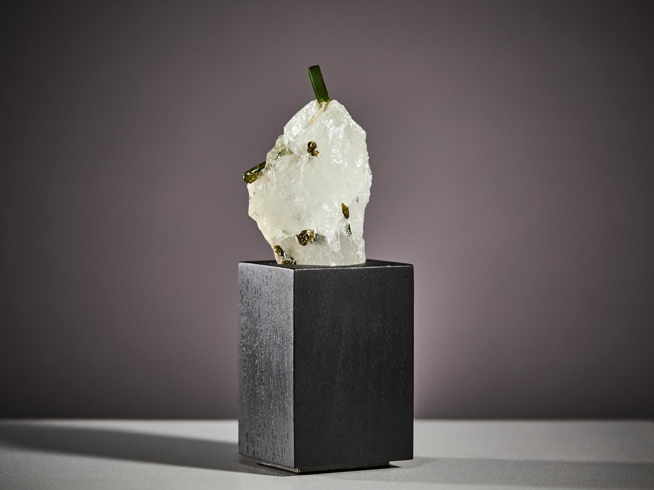 Twin green tourmaline in quartz For Sale 2