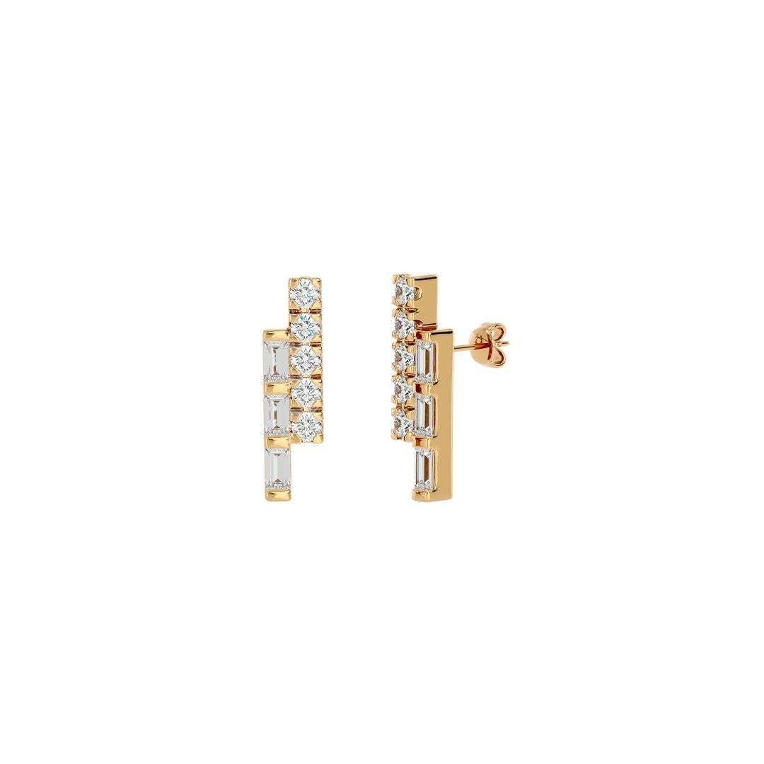 Elemente
Diese atemberaubenden und einzigartigen Doppelohrringe mit runden und spitz zulaufenden Baguette-Diamanten, gefasst in Gold, verleihen jedem Outfit einen Hauch von Luxus.

Innovation
Unsere Twin Line Round & Baguette Diamond Earrings sind