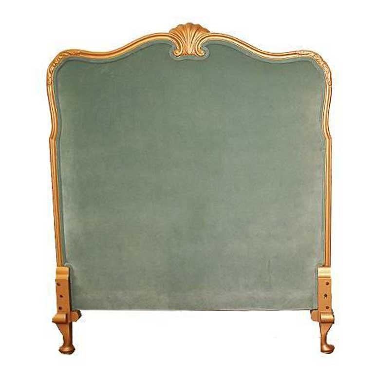 Paire de têtes de lit jumelles en bois doré de style néoclassique. Un magnifique bois peint en or entoure un dossier en velours rembourré. Peut être monté directement sur le cadre du lit ou sur le mur. Le bas des jambes est légèrement usé mais