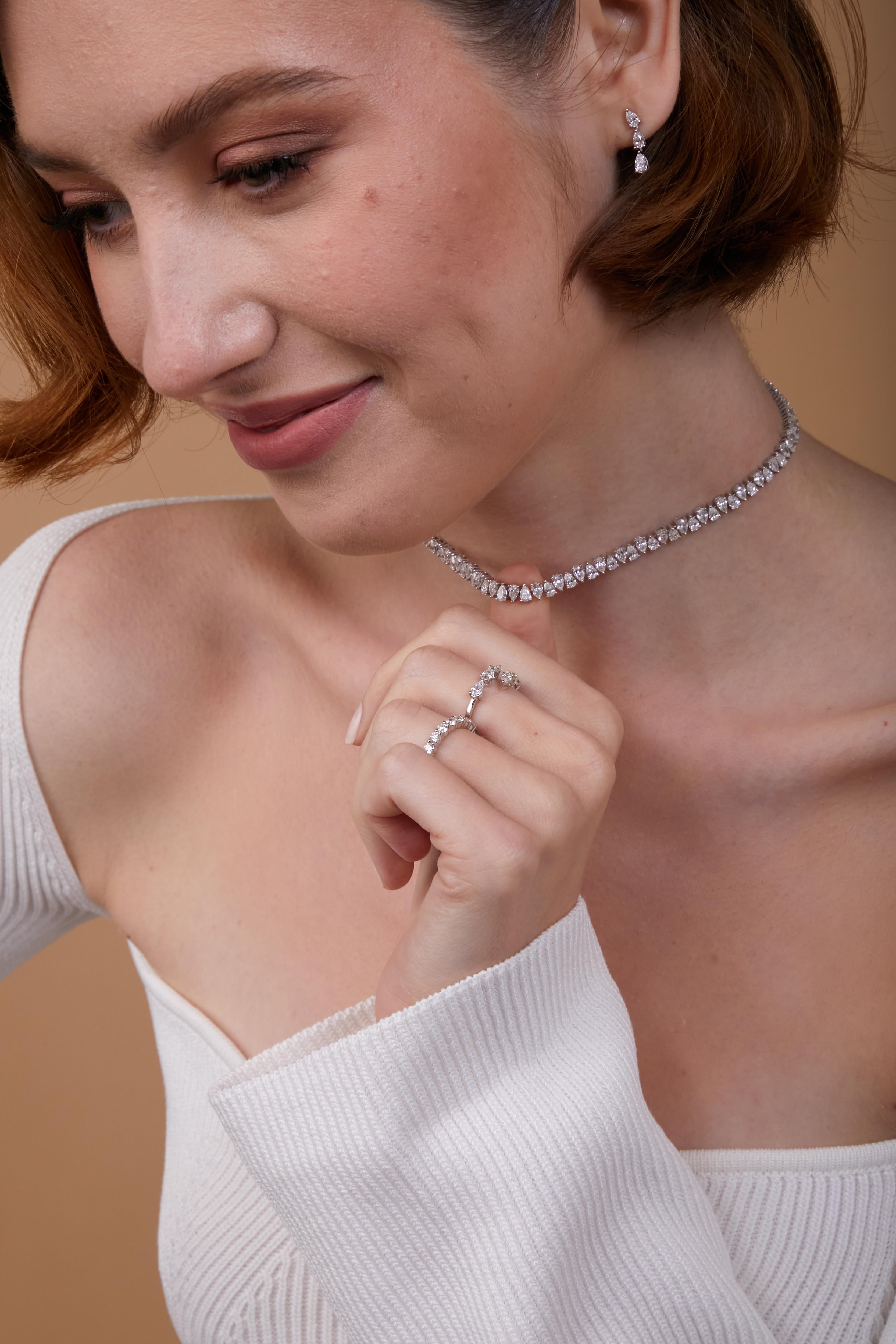 Mit ihren zierlichen, mehrförmigen Diamanten präsentiert diese Kollektion elegante Stücke, die äußerst vielseitig sind und eine zeitlose Ergänzung Ihrer Schmucksammlung darstellen.
Tanisa Jewelry verwendet nur natürliche Diamanten von hoher Qualität