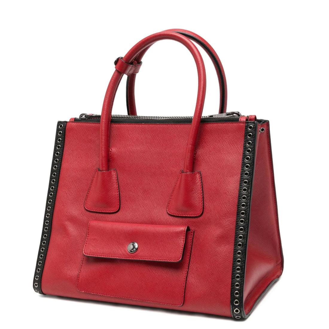 Rosso mattone
Pelle saffiano
Chiusura con zip in alto
Due maniglie superiori
Tasca posteriore con patta
Scomparto diviso
Tasca interna con chiusura a zip
Tasca interna portaoggetti
Dettagli in whipstitch
Design ricamato
Viene fornito con una borsa
