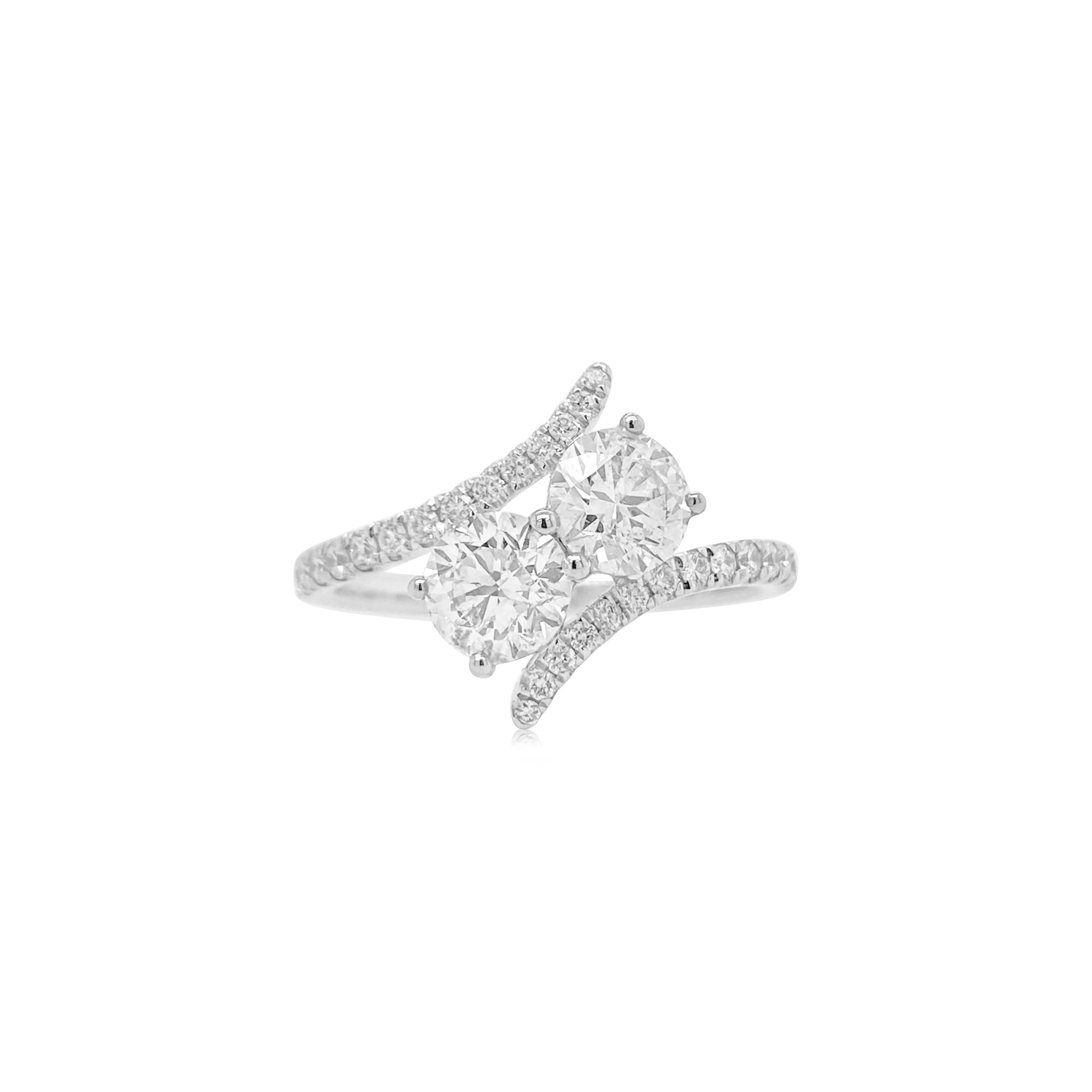 Dos diamantes redondos certificados, perfectamente emparejados y engastados en un diseño único y elegante que celebra los lazos eternos y un brillo incomparable.

- Diamantes blancos centrales - 1,16 TC (certificado DGL)
- Diamante blanco talla