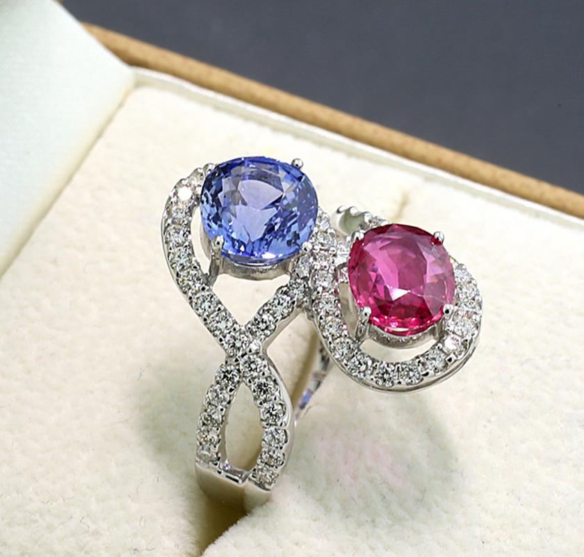 Contemporaneo Anello gemello con rubino e zaffiro e diamanti di qualità Oro bianco 18 carati in vendita