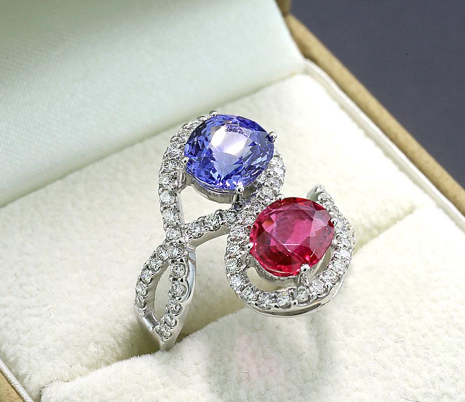 Taglio brillante Anello gemello con rubino e zaffiro e diamanti di qualità Oro bianco 18 carati in vendita