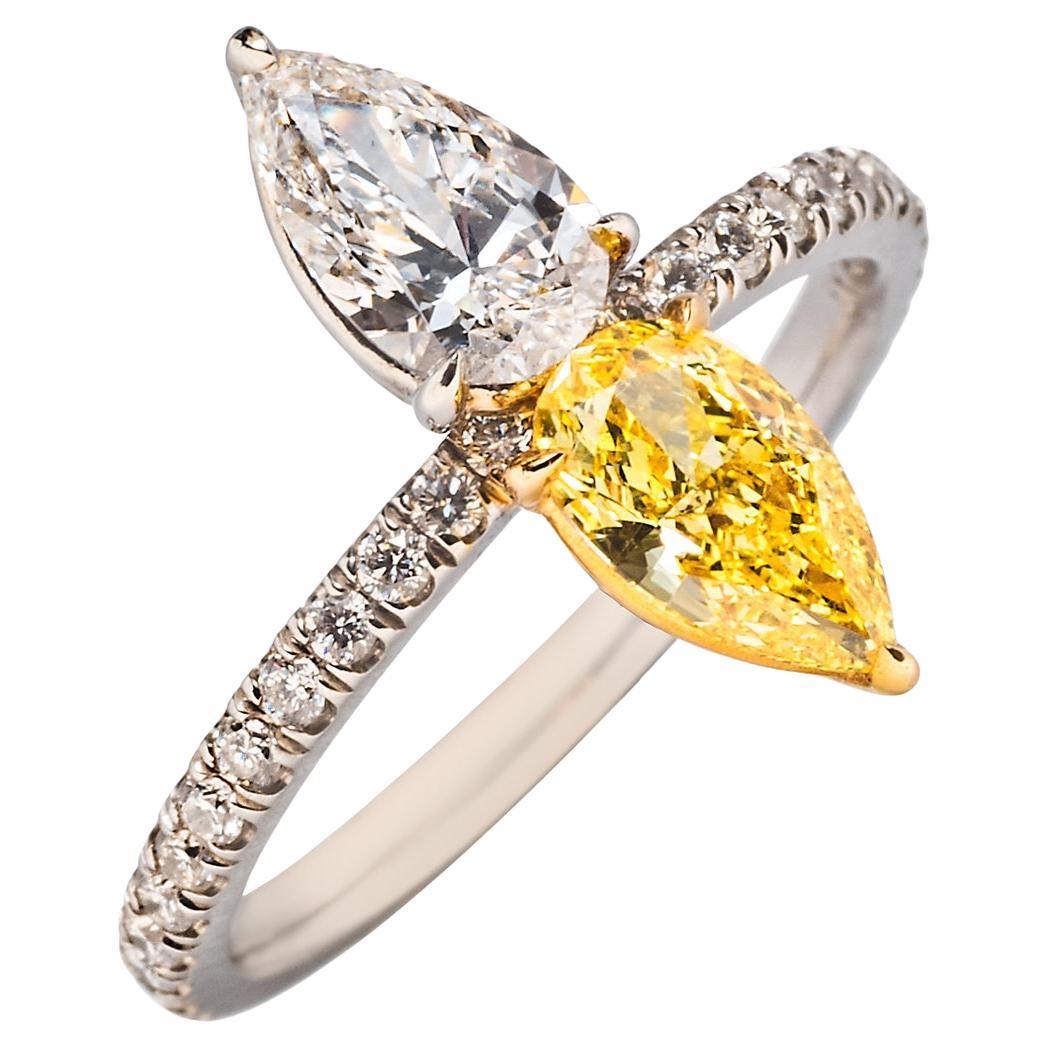 Anello con due pietre: un diamante giallo intenso e un altro diamante