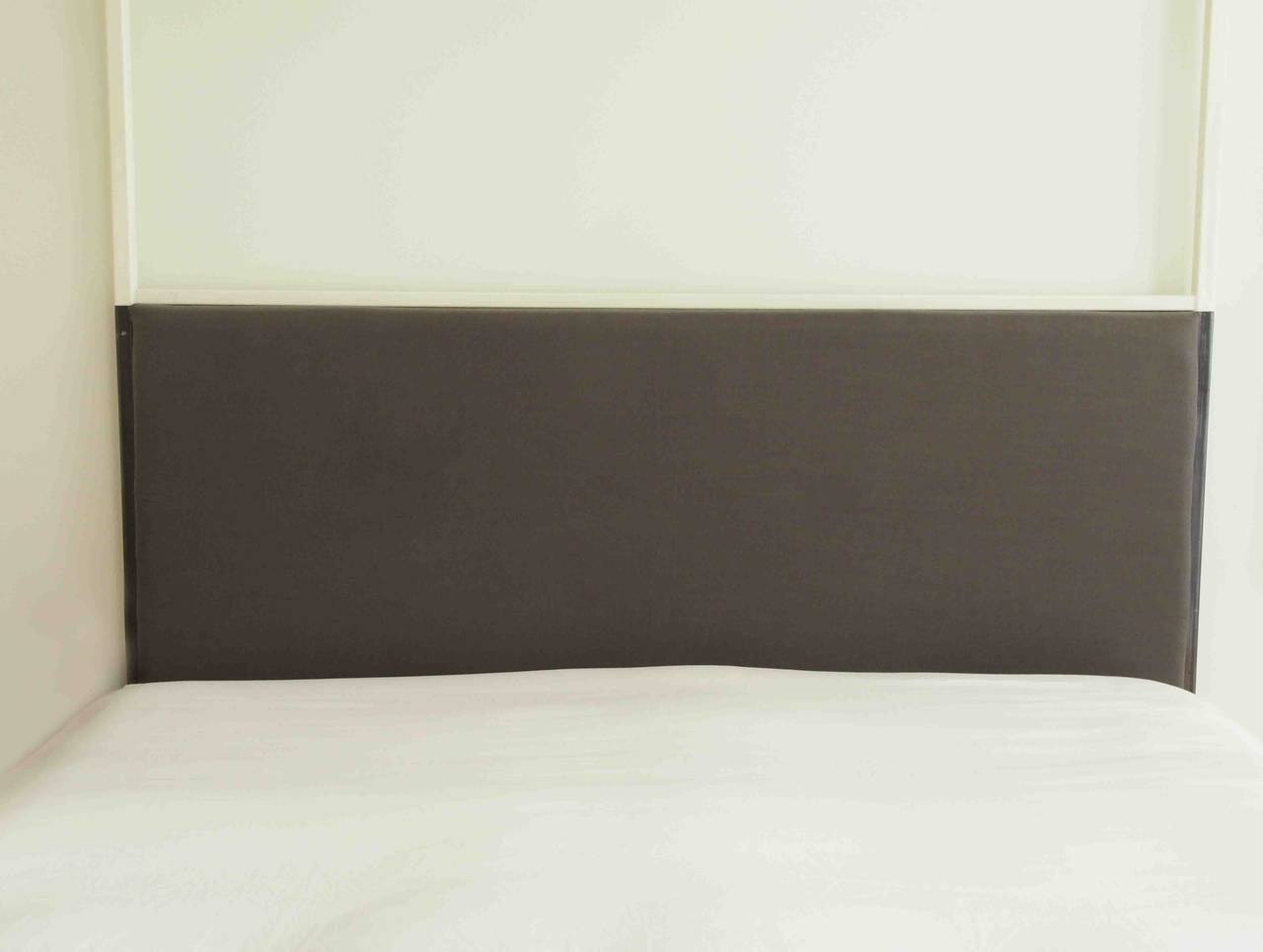 XXIe siècle et contemporain Lit à baldaquin bicolore avec tête de lit en lin, Twin en vente