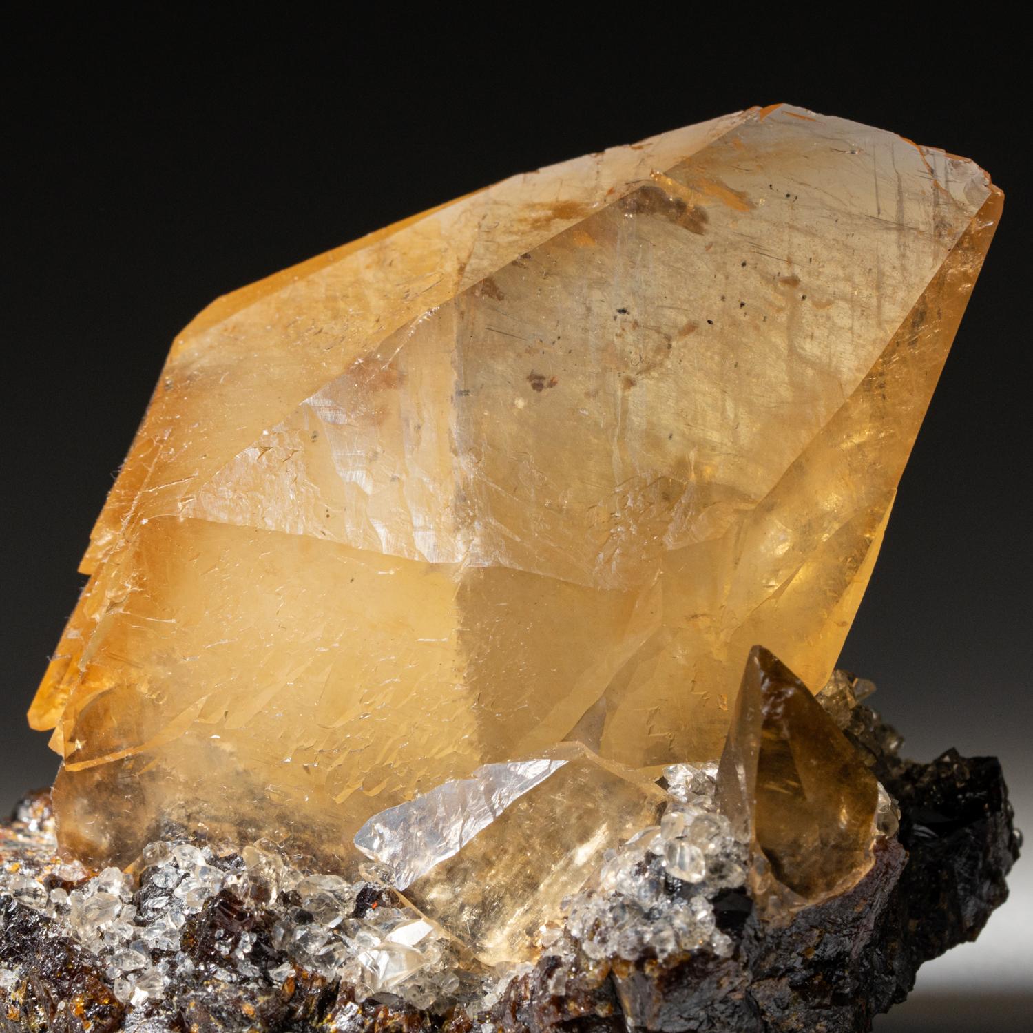 Américain Cristal de calcite doré jumelé provenant de la mine Elmwoods, Tennessee (153.1 grammes) en vente