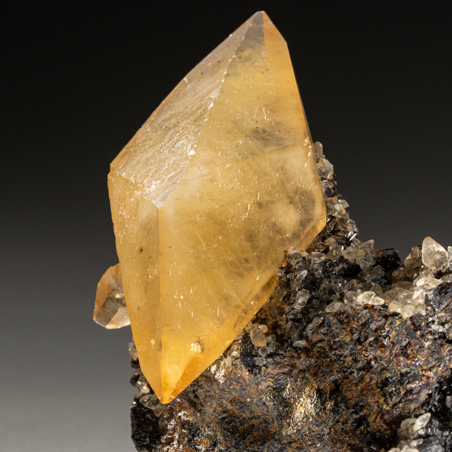 American Twinned Golden Calcite Crystal from Elmwood Mine, Tennessee (211.4 grams) For Sale