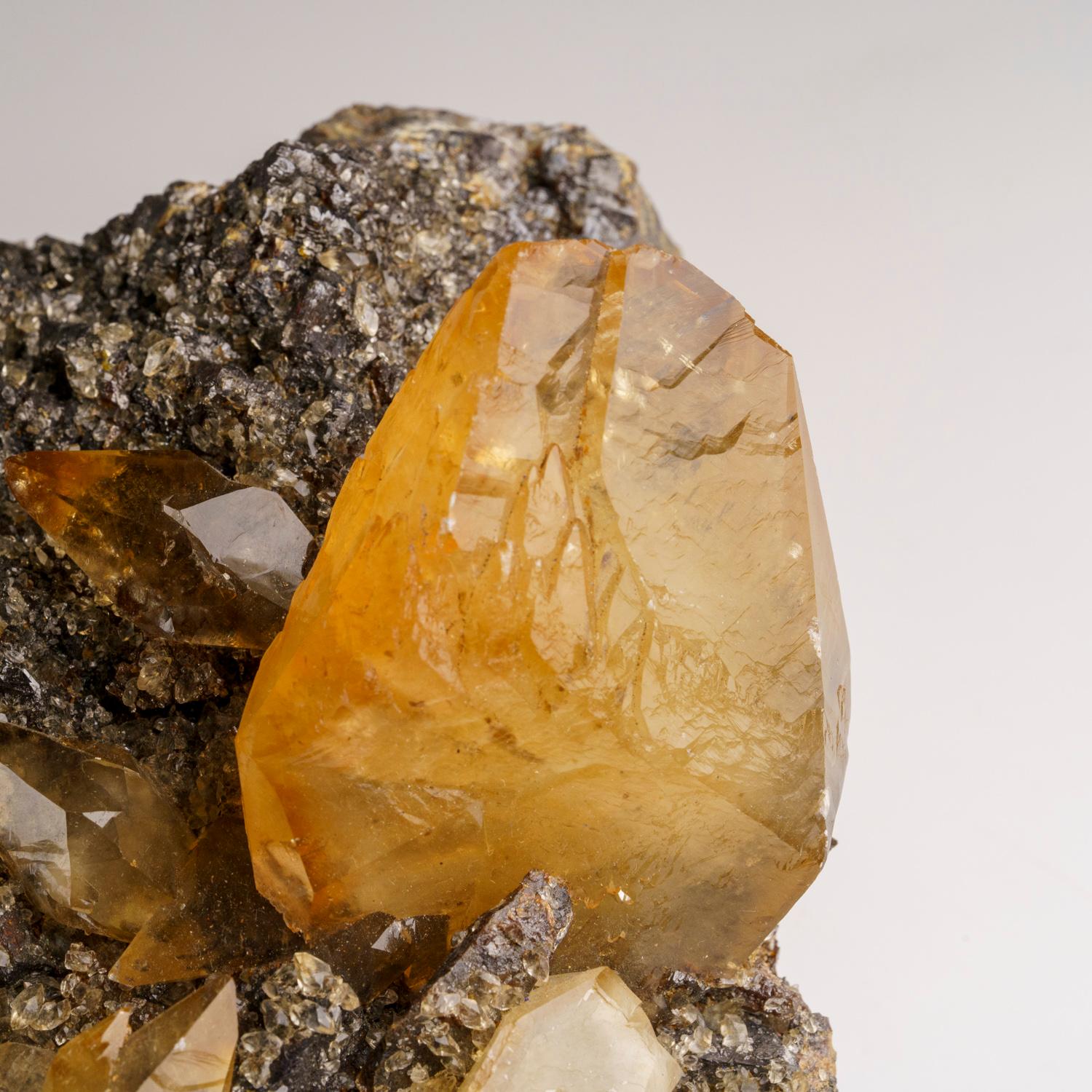 Twinned Goldener Calcite-Kristall aus Ulmenholzminen, Tennessee (211.4 Gramm) im Angebot 1