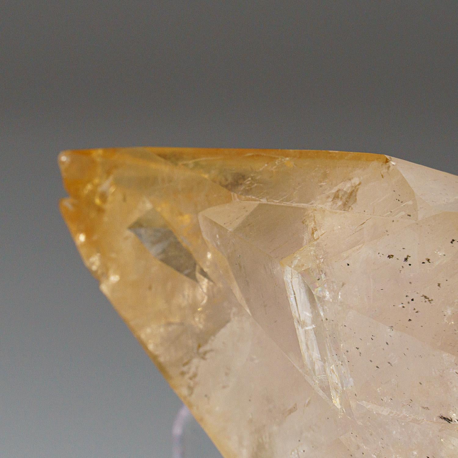 Excellent spécimen de matrice de cristaux de calcite dorée à double terminaison avec un plus grand cristal intersecté à terminaisons multiples. Ces cristaux de calcite sont exceptionnellement transparents et ont une couleur riche avec une croissance