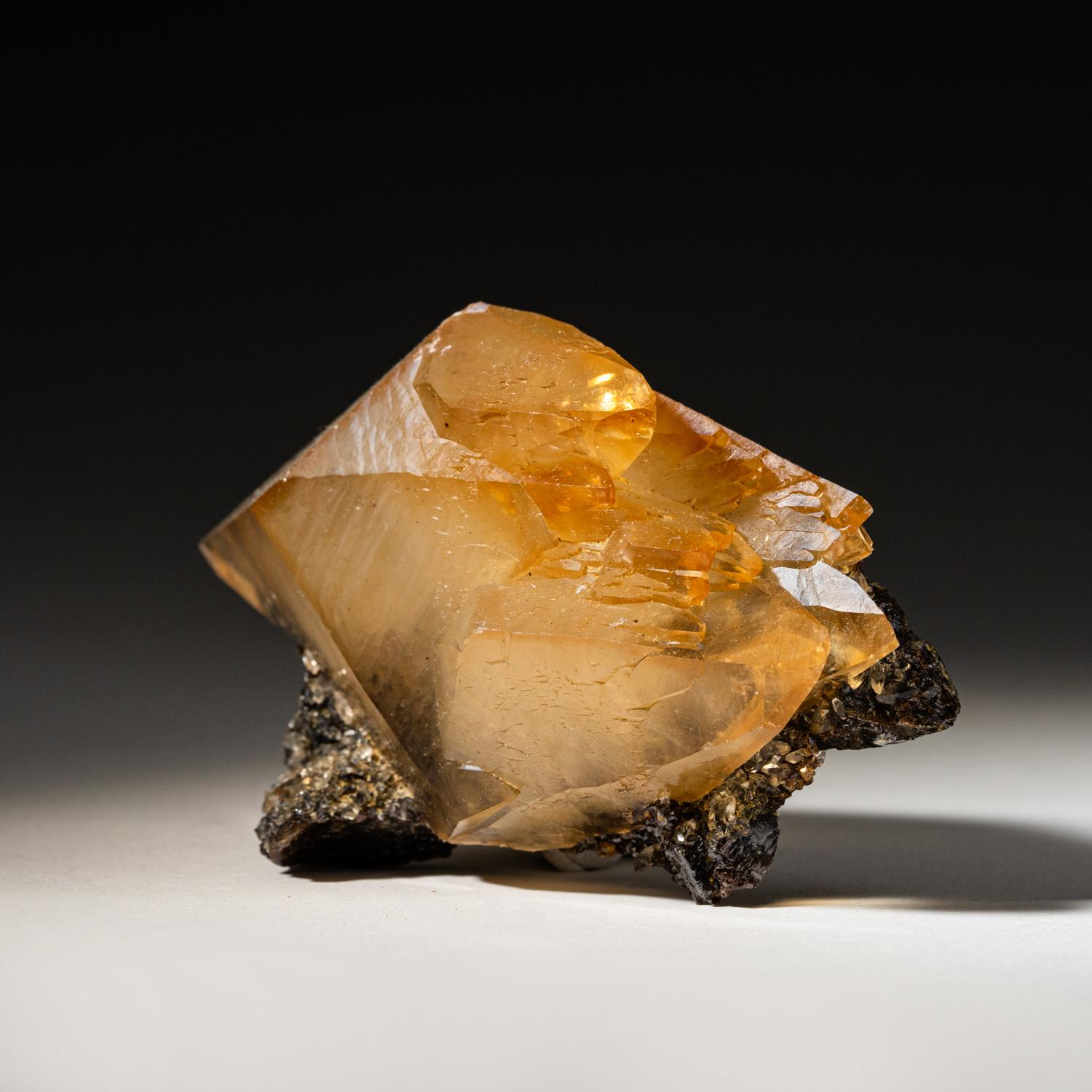 Twinned Golden Calcite Crystal from Elmwood Mine, Tennessee (283.3 grams) In New Condition For Sale In New York, NY