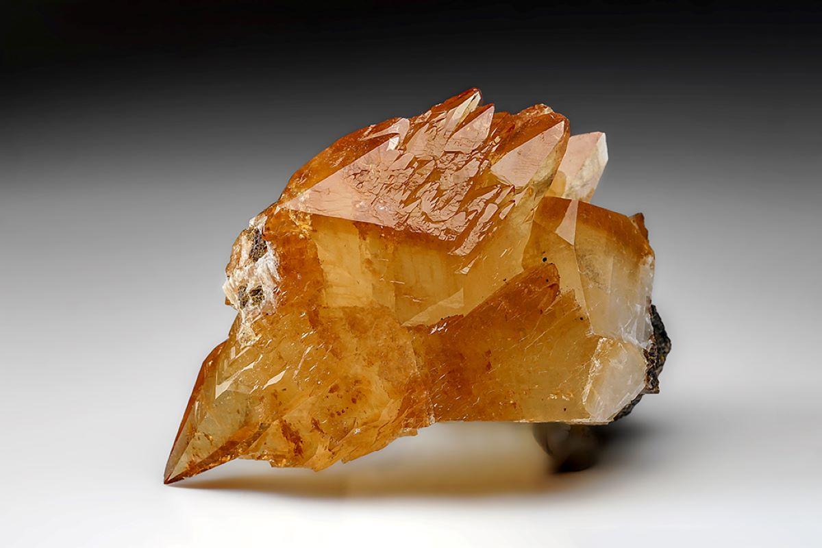 Américain Cristal de calcite doré jumelé provenant de la mine Elmwoods, Tennessee (515.8 grammes) en vente