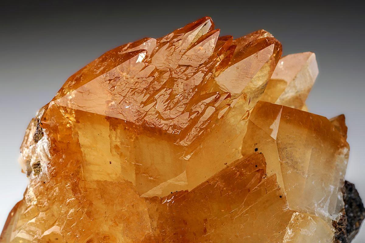 Cristal de calcite doré jumelé provenant de la mine Elmwoods, Tennessee (515.8 grammes) Neuf - En vente à New York, NY