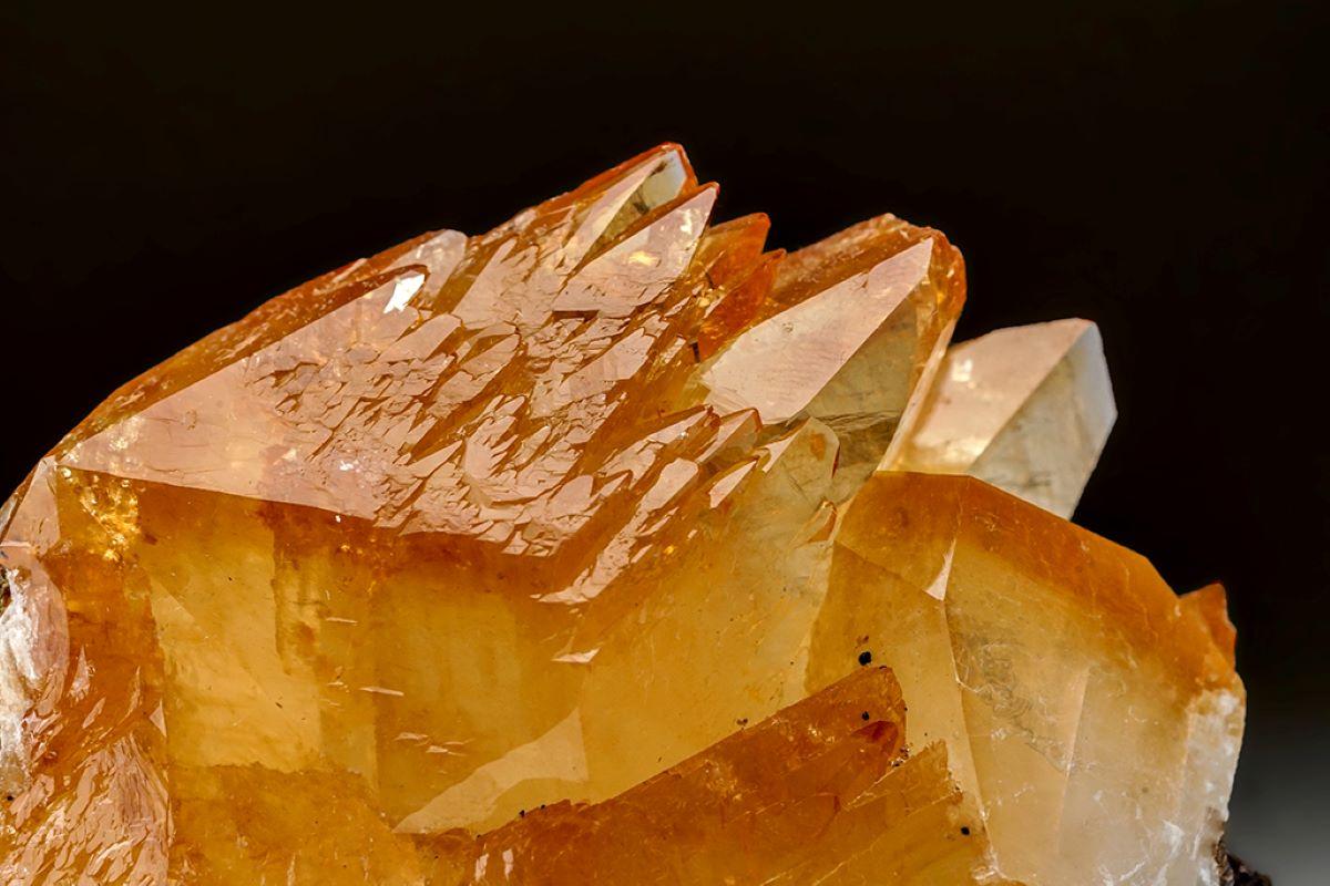 XXIe siècle et contemporain Cristal de calcite doré jumelé provenant de la mine Elmwoods, Tennessee (515.8 grammes) en vente
