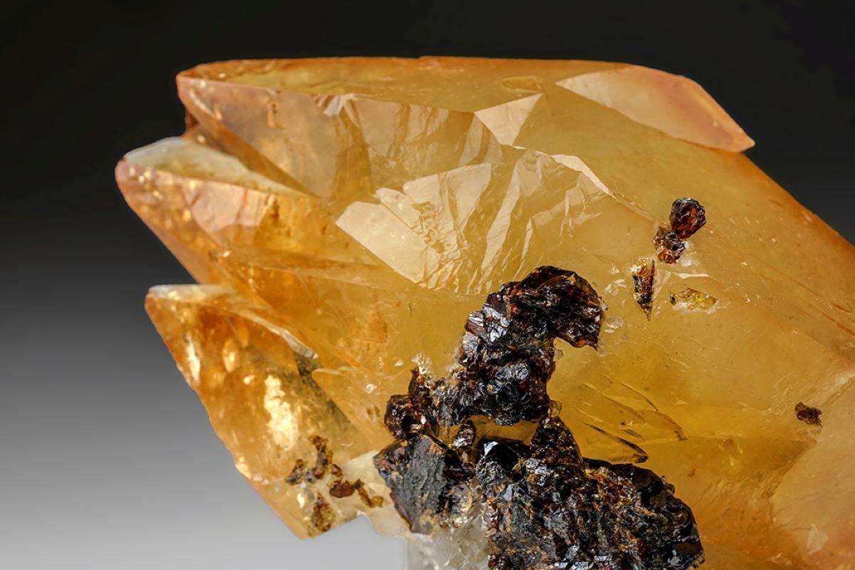American Twinned Golden Calcite Crystal from Elmwood Mine, Tennessee (515.9 grams) For Sale