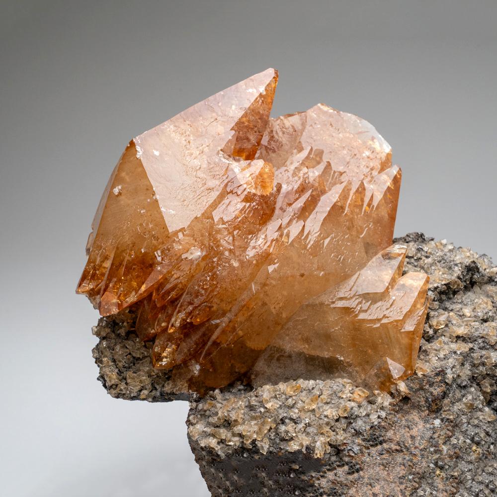 Cristallo di calcite trasparente e marrone dorato intenso su una grande matrice di sfalerite. Grande scalenoedro a doppia terminazione di 6