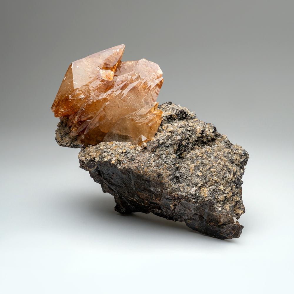 XXI secolo e contemporaneo Cristallo gemellato di calcite dorata dalla miniera di Elmwood, Tennessee in vendita