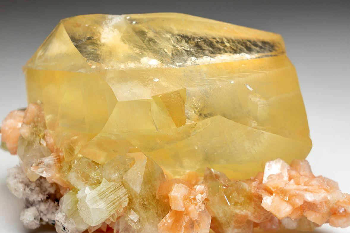 Twinned Golden Calcite with Apophyllite & Stilbite From Nasik District, Maharash In New Condition For Sale In New York, NY