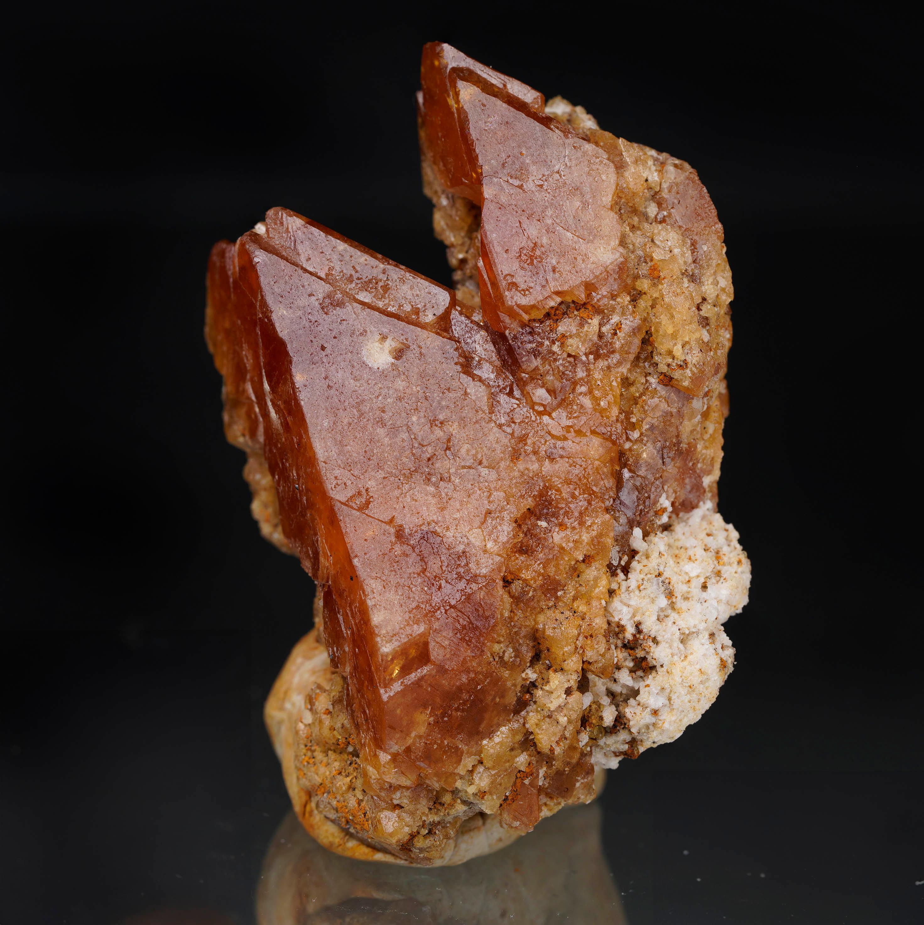 Twinned Scheelite Crystal Pair From Ping Wu Mine In New Condition For Sale In New York, NY
