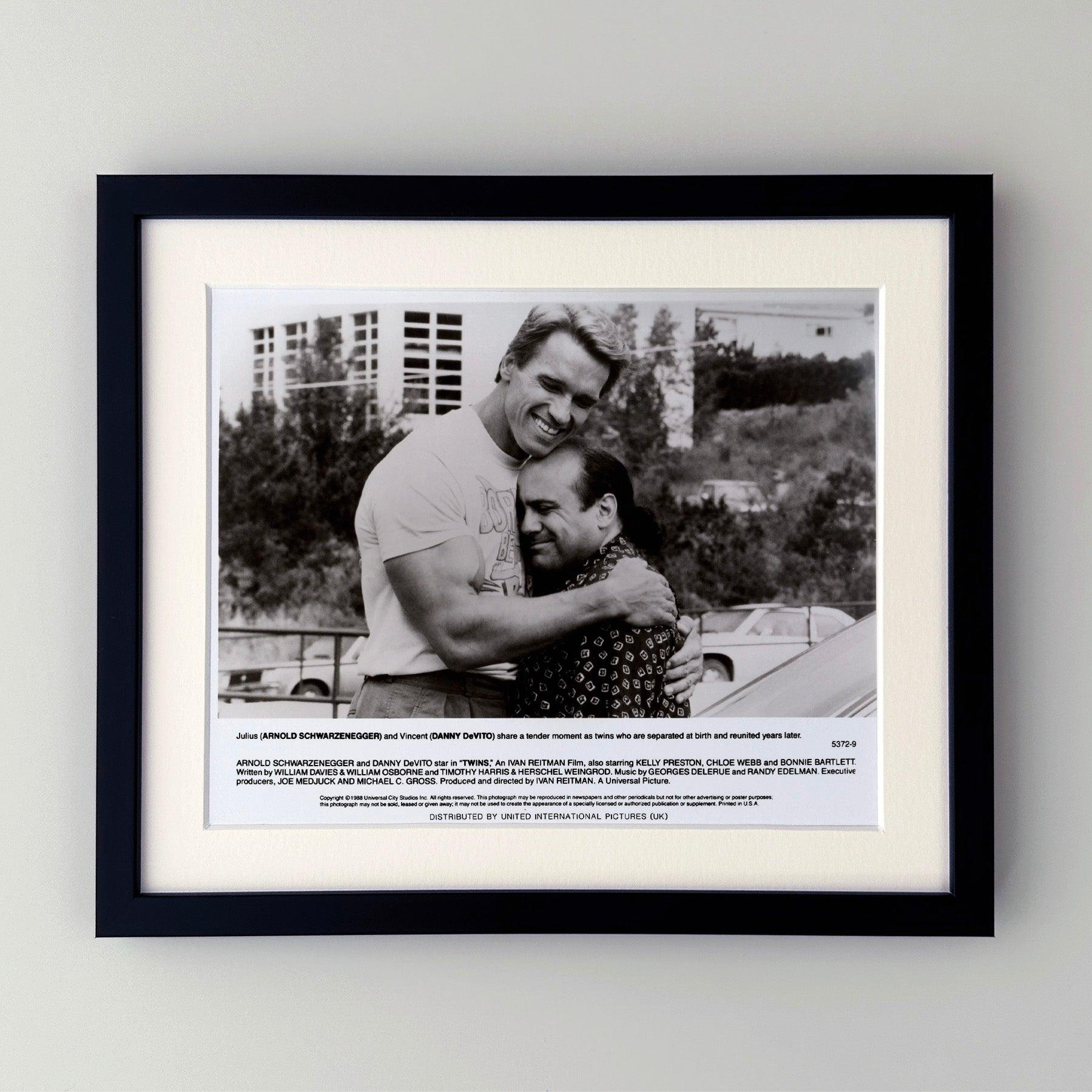 Original 8x10 Zoll Press Publicity Still für Twins (1988) mit Arnold Schwarzenegger, Danny DeVito und Kelly Preston in den Hauptrollen und unter der Regie von Ivan Reitman.

Werbefotos (Film/Produktion) wurden erstellt, um die Studios bei der