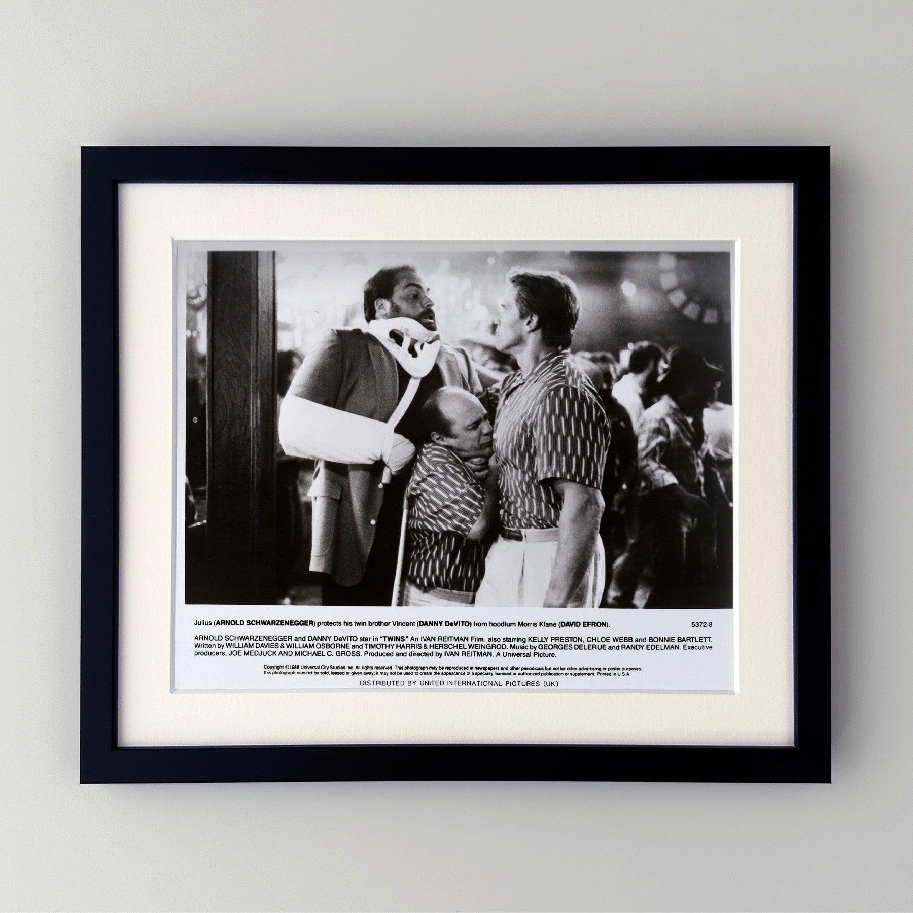 Original 8x10 Zoll Press Publicity Still für Twins (1988) mit Arnold Schwarzenegger, Danny DeVito und Kelly Preston in den Hauptrollen und unter der Regie von Ivan Reitman.

Werbefotos (Film/Produktion) wurden erstellt, um die Studios bei der