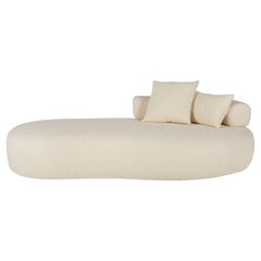 Lettino "Twins" di Rute Martins per Greenapple, in bouclé beige e rovere marrone scuro