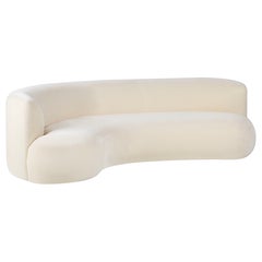 Sofá «Twins Large Curved» de Rute Martins, terciopelo de mohair beige y lacado negro