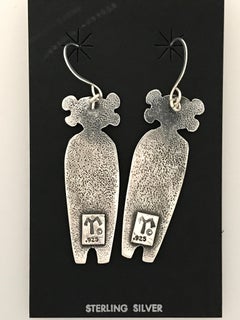 Gemelos en guardia, pendientes de plata, Melanie Yazzie, Navajo, figura de mujer Hopi