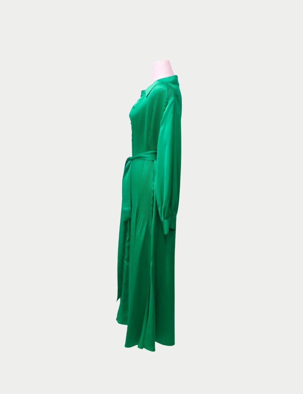 Twinset Grünes plissiertes Hemdkleid

Dieses schlichte und vielseitige grüne Hemdblusenkleid von Twinset verbindet Alltagstauglichkeit mit modernem italienischen Stil. Das Kleid in einem leuchtenden Grünton hat eine geknöpfte Vorderseite, einen