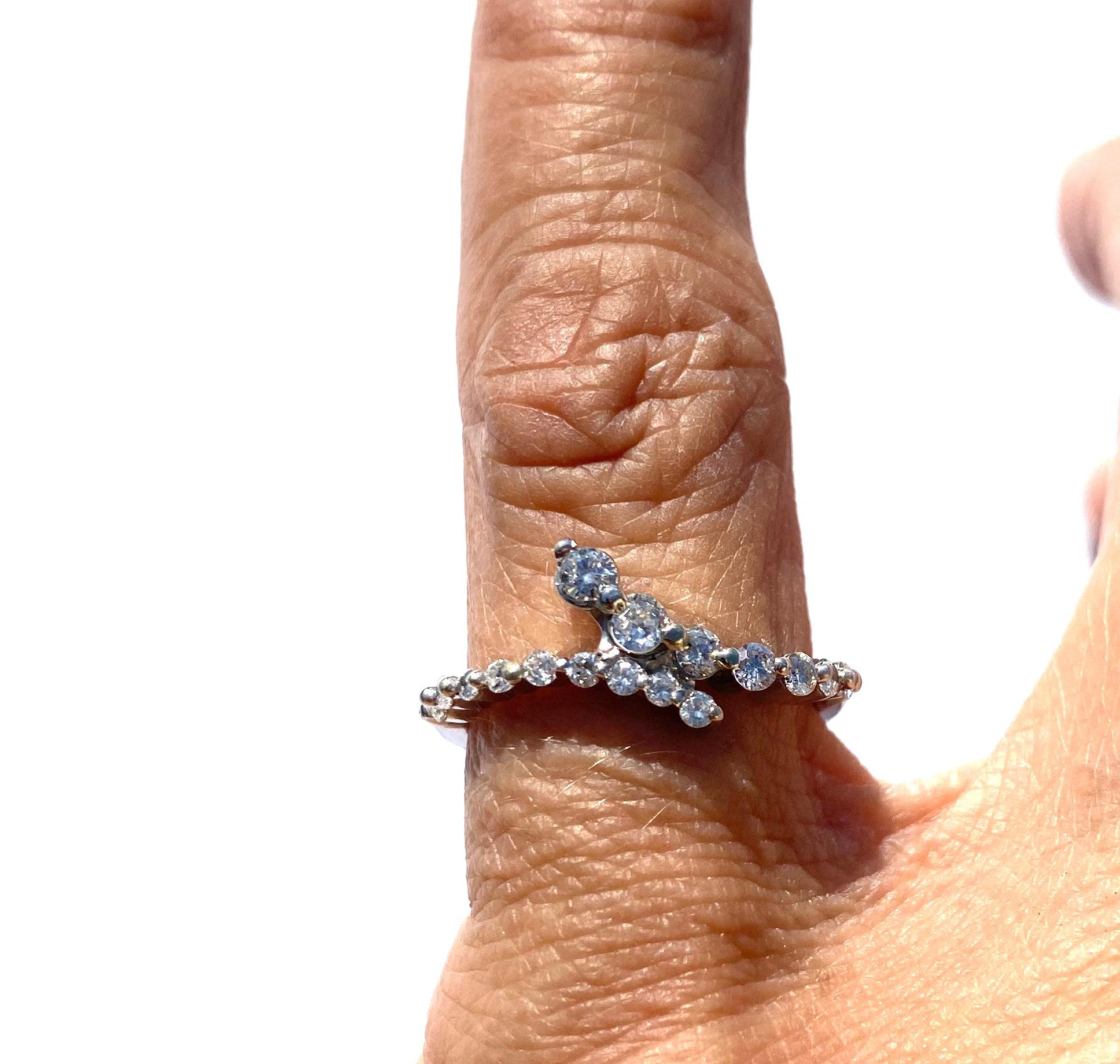 Anello a fascia con diamanti a torsione in oro bianco 14 carati, misura 5,5.
Anello molto dolce realizzato in una montatura resistente con diamanti a rebbi condivisi.
L'anello ha una larghezza di 9,5 mm ed è impreziosito da 16 diamanti rotondi.