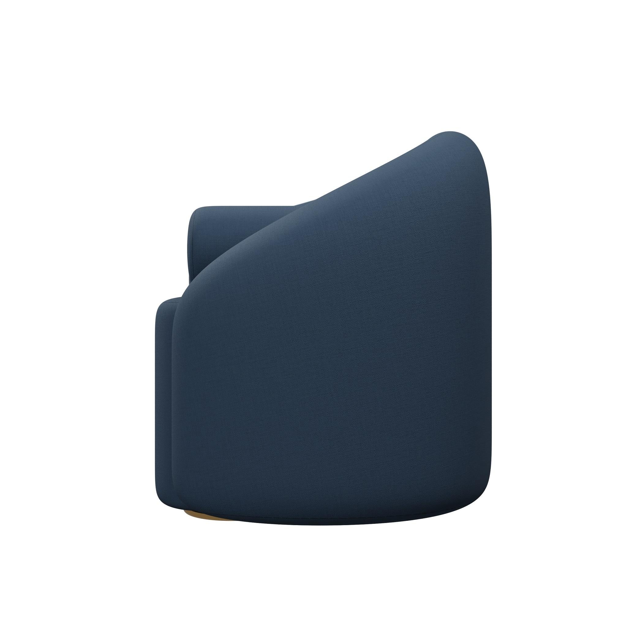 Moderne Fauteuil Twist en tissu bleu foncé fabriqué à la main par Murmurio en vente