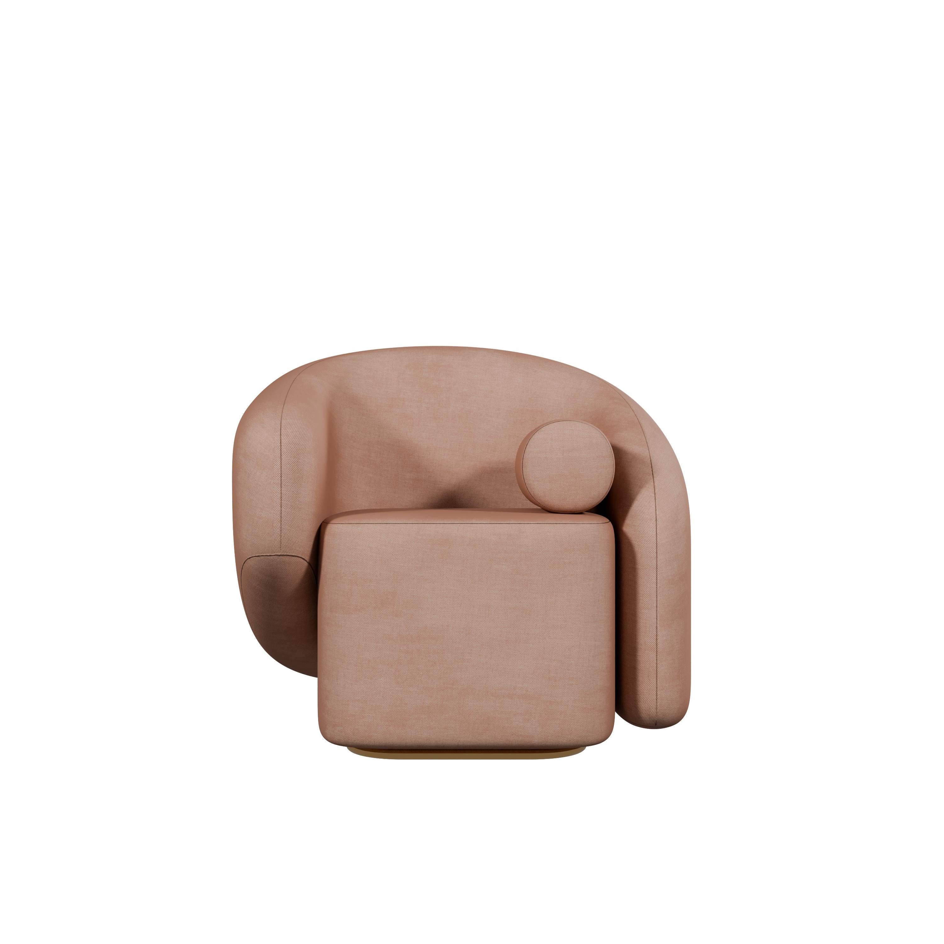 Der Sessel Twist, ein Meisterwerk von Murmurio, ist ein kühnes Statement, das zeitgenössisches Design neu definiert. Vollständig gepolstert und auf einem goldenen Sockel sitzend, strahlt er Luxus und Eleganz aus. Sein auffälligstes Merkmal sind die