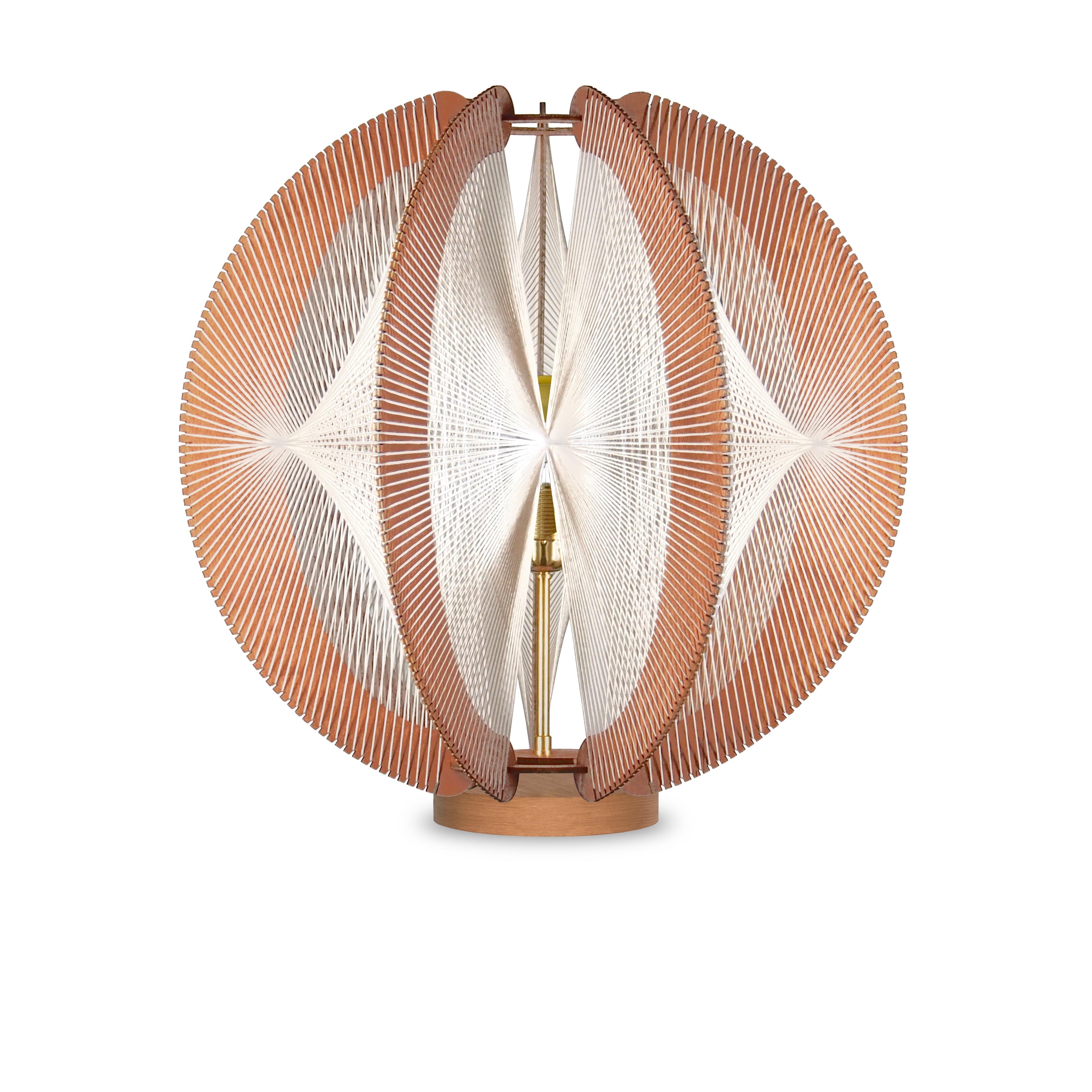 Lampe de table Astrofi torsadée par LAFABLIGHT
Dimensions : D 49 x H 50 cm
MATERIAL : Structure en bois tissée avec du coton écru, câble textile avec métal, rosace en bois.

LAFABLIGHT est née de la rencontre entre deux passionnés de design aux