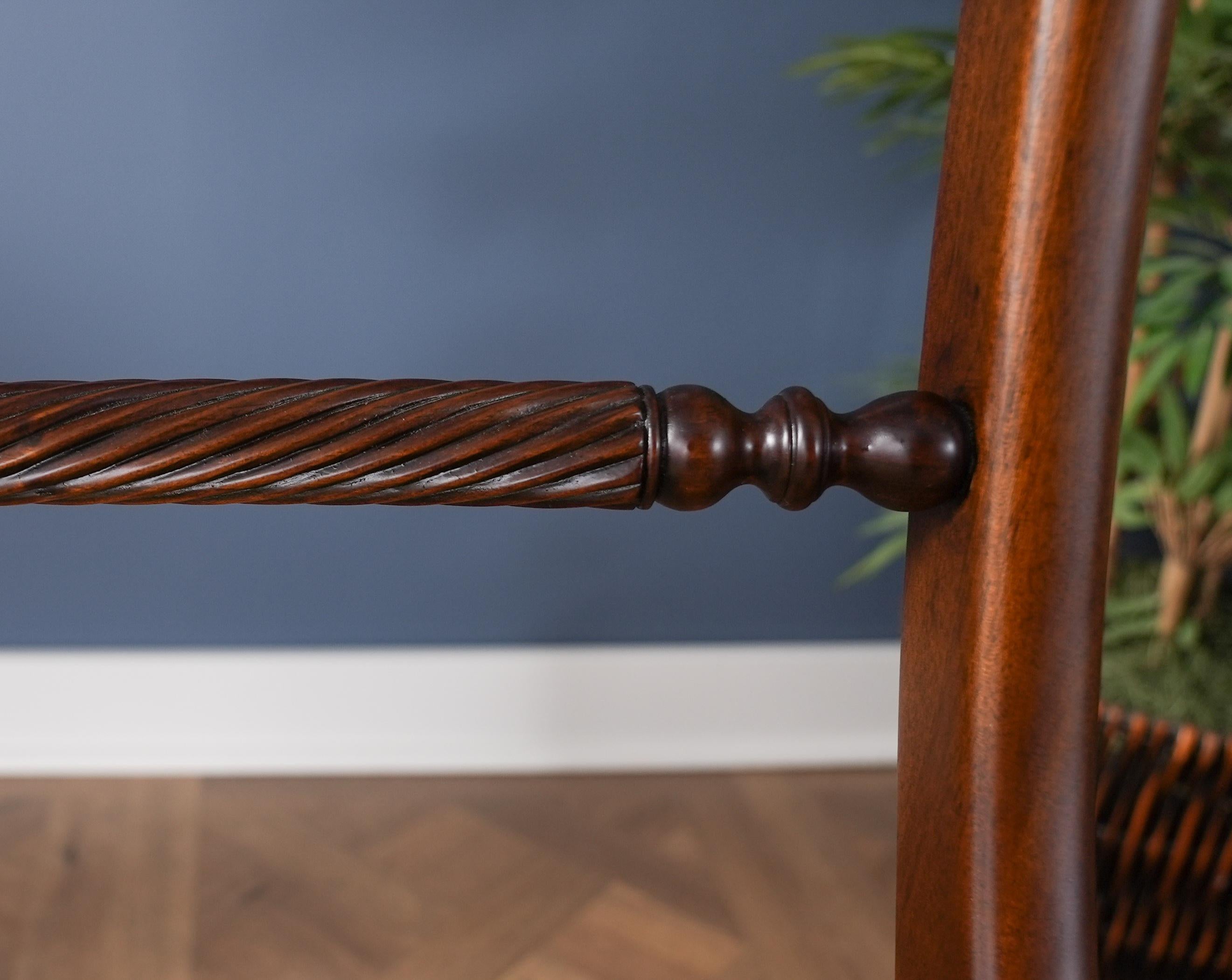 Sedie con schienale a torsione, set da 10 in vendita 10